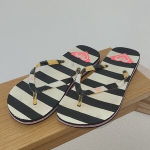 Roxy Black and White Striped Sandals🎯5 For $25🎯